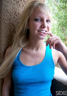 hübsche junge blondine im sexy minirock