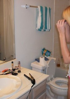 geile 18 jährige im badezimmer zeigt ihren körper