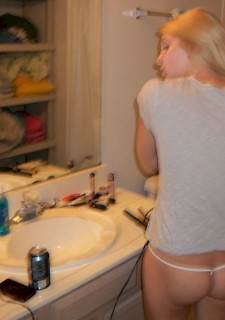 geile 18 jährige im badezimmer zeigt ihren körper